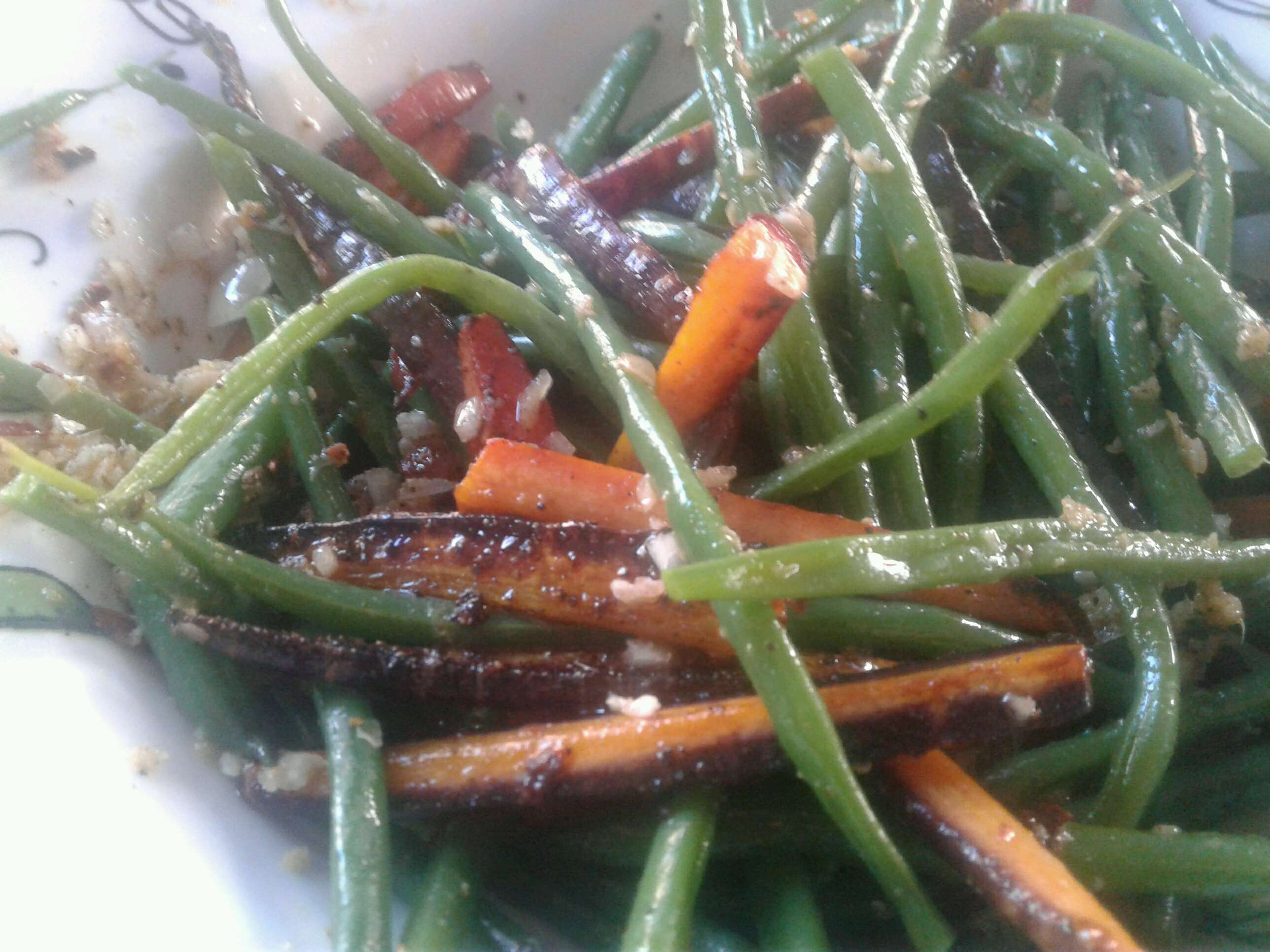 Haricots verts ébouriffés et carottes caramélisées