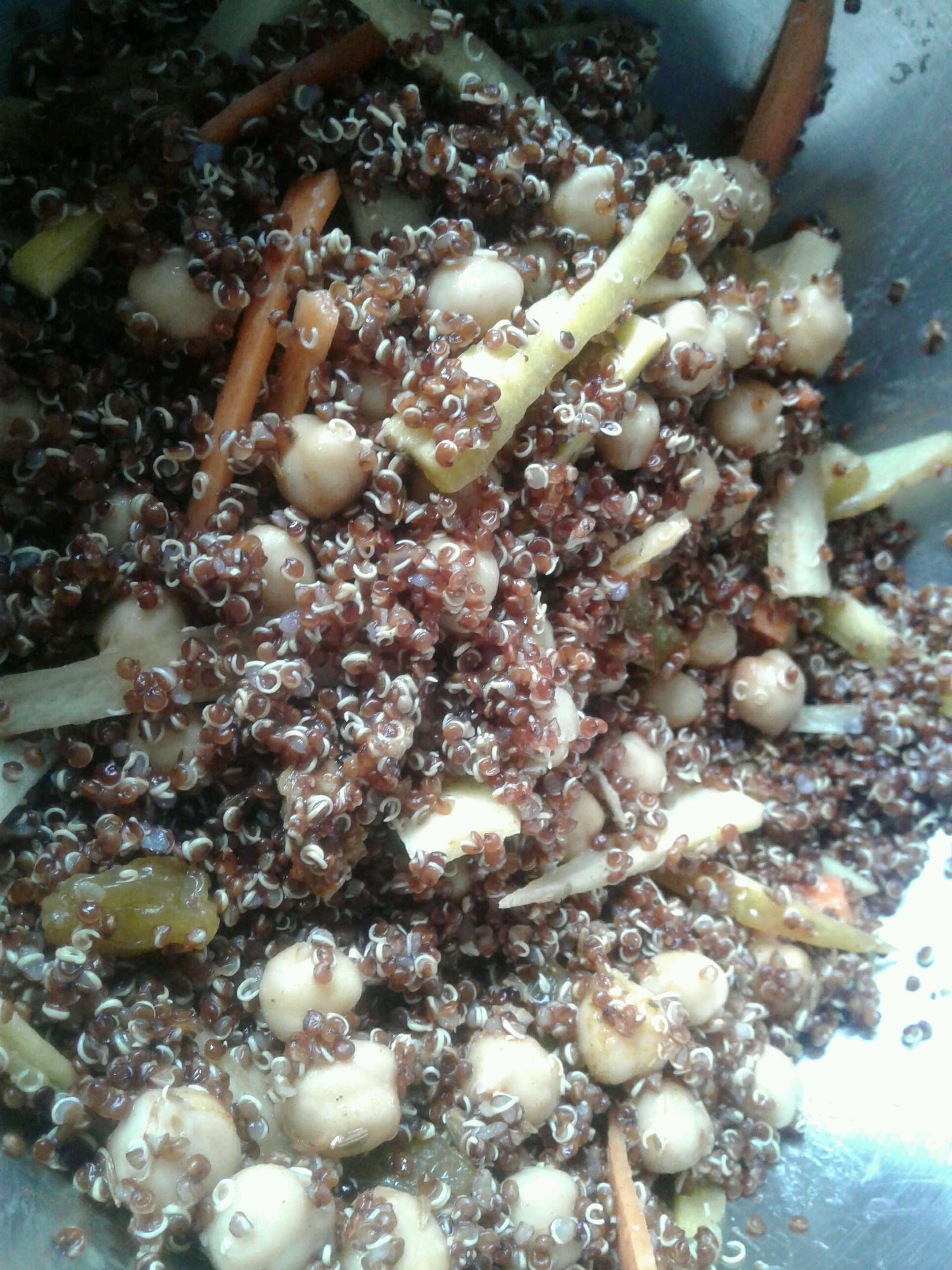 Pilaf de quinoa avec carottes et pois chiches